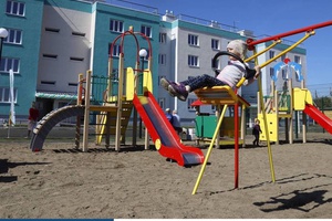 Сотрудники ЦУР фиксируют сообщения о состоянии детских площадок после зимы.