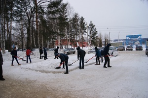 Сегодня на помощь работникам коммунальных и дорожных служб в борьбе со снегом вышли более 550 мысковчан.