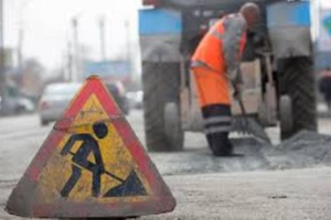 В Мысках приступили к ямочному ремонту дорог.