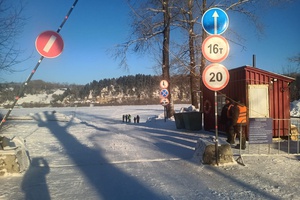 В Мысках (п.Бородино) открылась ледовая переправа через реку Томь.