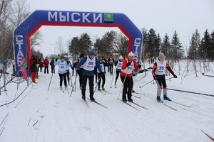 На лыжных трассах Бородинского поля прошли городские соревнования по лыжным гонкам на приз газеты «Мыски».