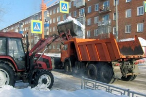 Коммунальные службы Мысков продолжают очистку городских дорог и вывоз снега.