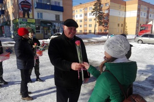 Сегодня Евгений Тимофеев поздравлял мысковчанок с приближающимся Международным женским днем и вручал им цветы.