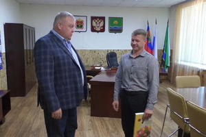 Глава Мыскоговского городского округа Евгений Тимофеев, вручил государственную награду.