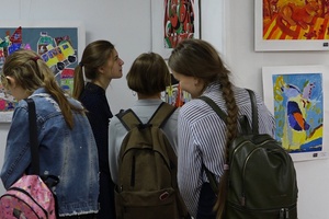 В картинной галерее открылась выставка детских работ «Шаги в искусство» студии изобразительного искусства «ПроАрт».