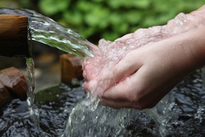 Вода в роднике «Эне Таг» соответствует всем санитарным нормам.