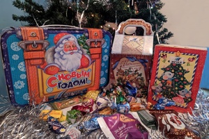 Угольная компания «Южный Кузбасс» к Новому году приготовила для детей работников и пенсионеров более 10 тысяч сладких подарков.