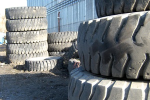 Работники угольной компании «Южный Кузбасс» утилизируют отработанные автошины.