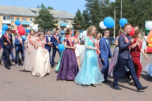 Кузбасские одиннадцатиклассники могут получить материальную помощь для подготовки к выпускному балу.