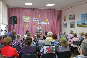 Сотрудники Центральной библиотеки Мысков пригласили ветеранов торговли и общественного питания на праздничную программу, посвященную Международному дню пожилых людей.