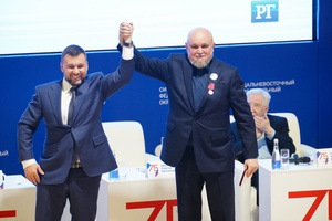 Денис Пушилин вручил Сергею Цивилеву юбилейную медаль ДНР.