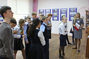 Семиклассники школы №1 посетили выездную выставку «Путешествие с Достоевским», которая до 7 октября экспонируется в залах Центральной городской библиотеки.