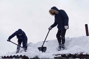 Мысковская молодежь помогает пенсионерам и семьям мобилизованных в уборке снежных заносов.