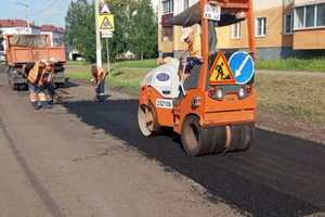 В Мысках продолжается ямочный ремонт дорог.