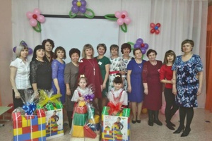 Сегодня глава Мысков Дмитрий Иванов поздравил с юбилеем коллектив и воспитанников детского сада № 3 «Ласточка».