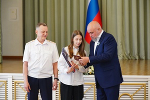 В День защиты детей Сергей Цивилев вручил паспорта юным кузбассовцам.