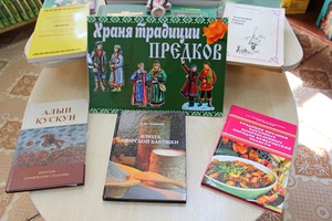 В Центральной библиотеке Мысков открылась книжная выставка, посвященная Международному дню коренных народов мира, который отмечается сегодня, 9 августа.