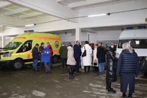 Во время пресс-тура в КуZбассе вручили новую партию машин скорой помощи.