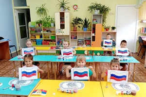 В детском саду № 12 «Малыш» открылась выставка рисунков, посвященная Дню Государственного флага Российской Федерации.