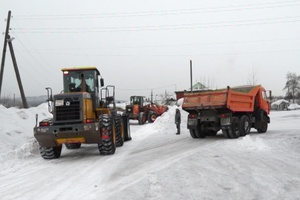 Порядка 100 кубометров снега вывезено сегодня с территории Мысков в ходе общегородского субботника.