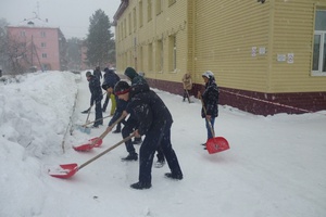 Сегодня около 600 мысковчан вышли на борьбу со снегом.