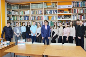 21 апреля, в День местного самоуправления, в «Молодёжном проспекте» Центральной библиотеки Мысков состоялся круглый стол «Диалог с законом».