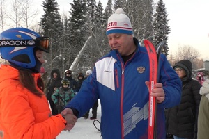 Глава Мысков Евгений Тимофеев вручил воспитанникам Мысковской детско-юношеской спортивной школы по горным лыжам и сноуборду комплекты новых лыж.