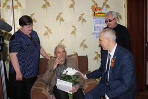 Сегодня глава Мысков Дмитрий Иванов поздравил с наступающим Днем Победы трех ветеранов Великой Отечественной войны.