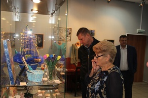 Самодеятельное творчество работников и пенсионеров ПАО «Южный Кузбасс» представлено на выставке «25 лет вместе», организованной к юбилею угольной компании.