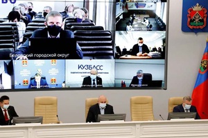 Губернатор Сергей Цивилев раскритиковал работу управляющих компаний Кузбасса из-за плохой уборки снега.