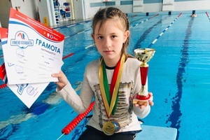 Юная пловчиха из Мысков завоевала две медали на соревнованиях в Кемерово.
