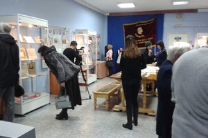 Первыми посетителями выставки «Людям будущего» стали бывшие ученики школы № 2.