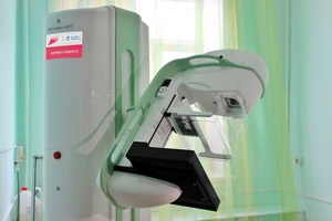 Жительницы Мысков проходят маммографию на новом оборудовании.