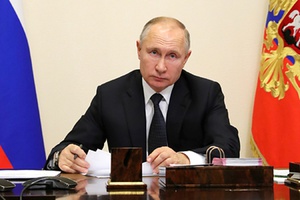 Президент России Владимир Путин поддержал предложение партии «Единая Россия» и поручил удвоить выплаты врачам, которые будут работать с пациентами с коронавирусом на новогодних праздниках.