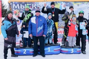 19 февраля в Мысках прошел Кубок России по сноубайк-кроссу, а также традиционный ежегодный VII фестиваль снегоходного спорта «Февральская метель — 2022».