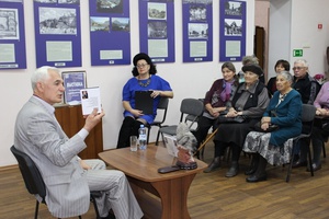 В Центральной библиотеке Мысков прошел творческий вечер поэта Валерия Турнаева.