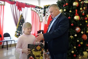 Глава Мысков Евгений Тимофеев исполнил желание 9-летней Дарьи Колмыковой в рамках акции «Елка желаний».