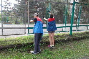 Волонтёрский отряд «Лидер» при отделе по делам молодежи оказывает помощь в ремонте дворовых спортивных площадок.