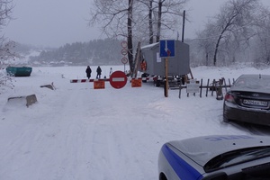 Сегодня в Мысках в районе поселка Бородино была ликвидирована автомобильная ледовая переправа через реку Томь.