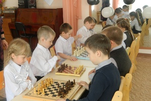 В пяти детских садах Мысков дошкольников будут обучать игре в шахматы.