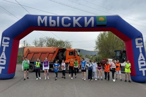 В Мысках на главных улицах города состоялась, традиционная легкоатлетическая эстафета, посвященная памяти Героя Советского Союза М. М. Куюкова