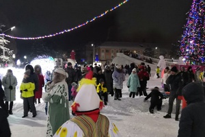 В Новогоднюю ночь у главной елки города мысковчан поздравили Дед Мороз и Снегурочка.
