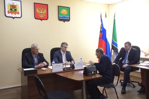 Сегодня в администрации Мысков выездной прием граждан провел заместитель губернатора по промышленности, транспорту и экологии Андрей Панов.