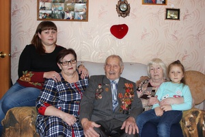 Участник Великой Отечественной войны Сергей Большанин из Мысков отметил свой 90-летний юбилей.