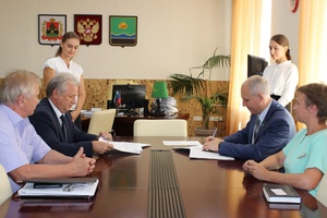 Сегодня между администрацией Мысков и Сибирской генерирующей компанией подписано соглашение о социально-экономическом сотрудничестве на 2017 год.