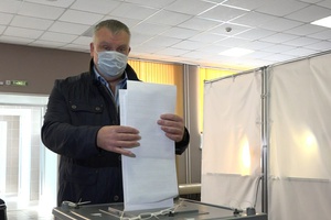 Глава Мысков Евгений Тимофеев проголосовал на избирательном участке № 554, расположенном в школе № 1.