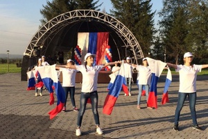 День государственного флага Российской Федерации в Мысках отметят спортивными состязаниями, выставками и  концертами.