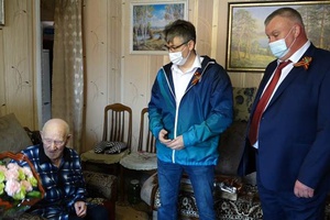Сегодня заместитель губернатора Андрей Панов и глава города Евгений Тимофеев поздравили с наступающим Днем Победы мысковских ветеранов.