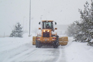 Обильные снегопады прибавили работы коммунальным службам города.