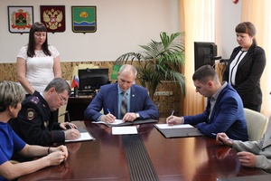 В администрации Мысков подписаны трехсторонние соглашения о взаимодействии и сотрудничестве в области обеспечения правопорядка и общественной безопасности.